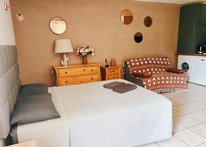 Casamacce Studio Climatise Avec Terrasse, Small Comfortable Apartment Free Parking, Air-Conditioned & Wifi